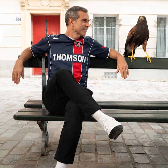 Le Paris Saint-Germain et Nike célèbrent l’héritage du Club en rééditant l’un de ses maillots les plus emblématiques : le mythique T90 de la saison 2004–2005.