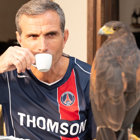 Au-delà du maillot, la réédition comprend également un survêtement PSG T90 ainsi qu'une paire de chaussures Nike Total 90 blanches et rouges arborant le l’écusson du PSG – complétant ainsi le look pour les fans de football comme de streetwear.